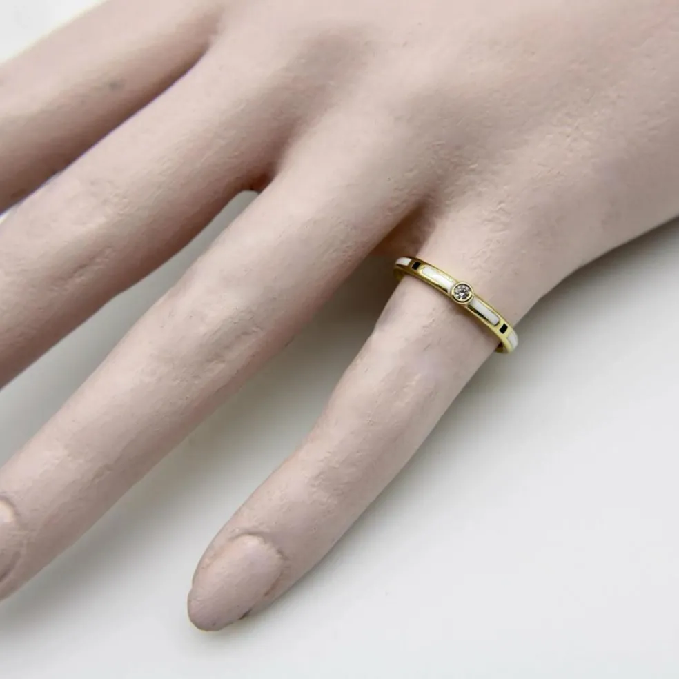 Bague or jaune émaillée noire et blanche avec accent de diamant