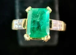 Bague or jaune émeraude