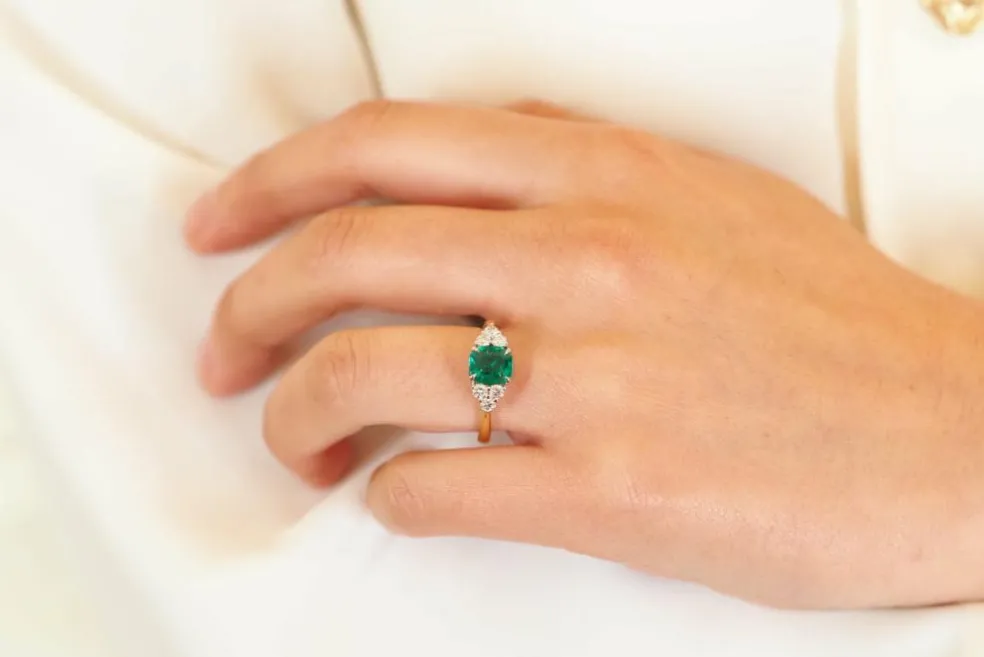 Bague or jaune émeraude 1,24cts et diamants