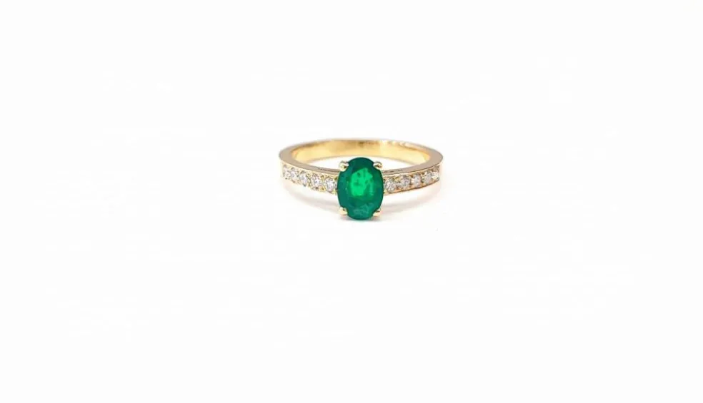 Bague or jaune émeraude et diamants