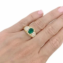 Bague or jaune, émeraude et pavage diamants.
