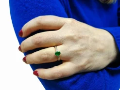 Bague or jaune émeraude et diamants