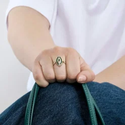 Bague or jaune, émeraude et diamants
