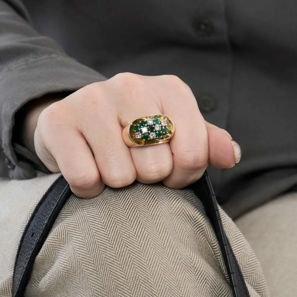 Bague or jaune, émeraude et diamants