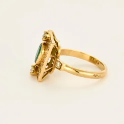 Bague or jaune, émeraude et diamants