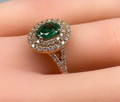 Bague or jaune émeraude et diamants