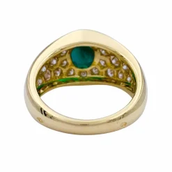 Bague or jaune, émeraude et pavage diamants.