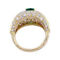 Bague or jaune, émeraude et pavage diamants.