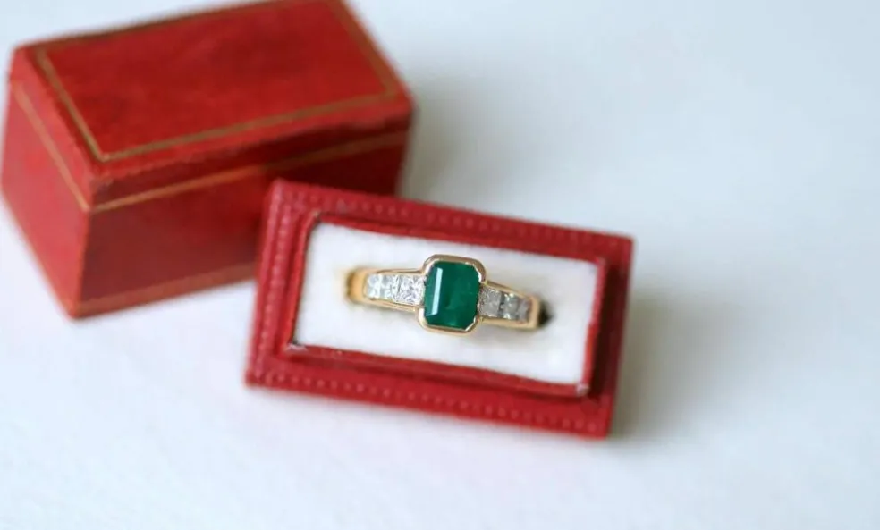 Bague or jaune émeraude et diamant Princesse