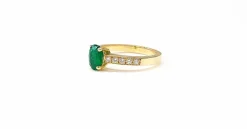 Bague or jaune émeraude et diamants