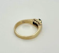 Bague or jaune, émeraude et diamants