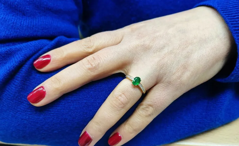 Bague or jaune émeraude et diamants