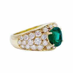 Bague or jaune, émeraude et pavage diamants.