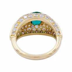 Bague or jaune, émeraude et pavage diamants.