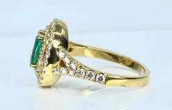 Bague or jaune émeraude et diamants