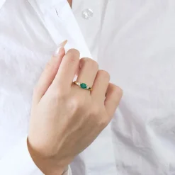 Bague or jaune émeraude ovale et diamants