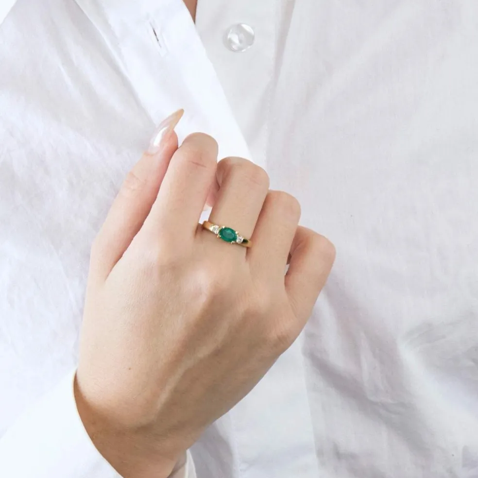 Bague or jaune émeraude ovale et diamants
