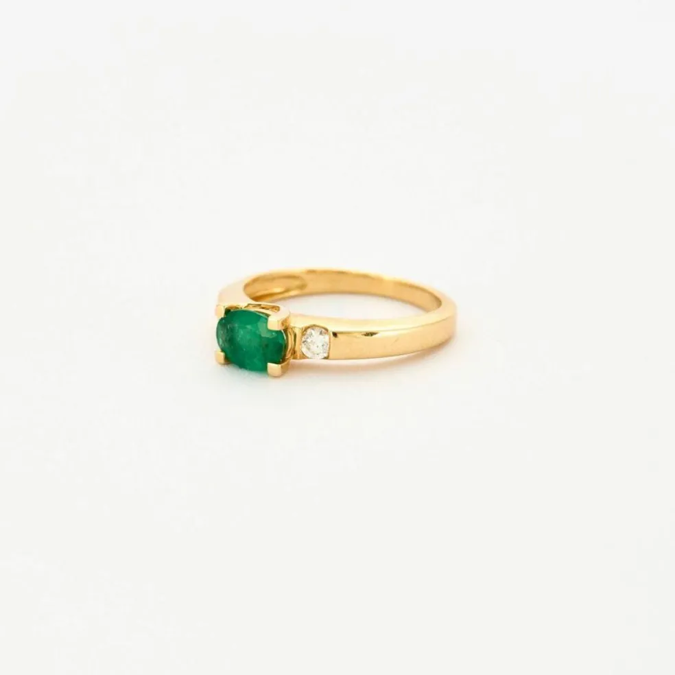 Bague or jaune émeraude ovale et diamants