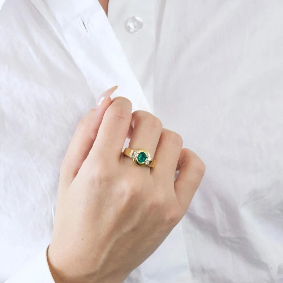 Bague or jaune émeraude serti clos et diamants