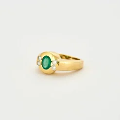 Bague or jaune émeraude serti clos et diamants
