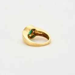 Bague or jaune émeraude serti clos et diamants