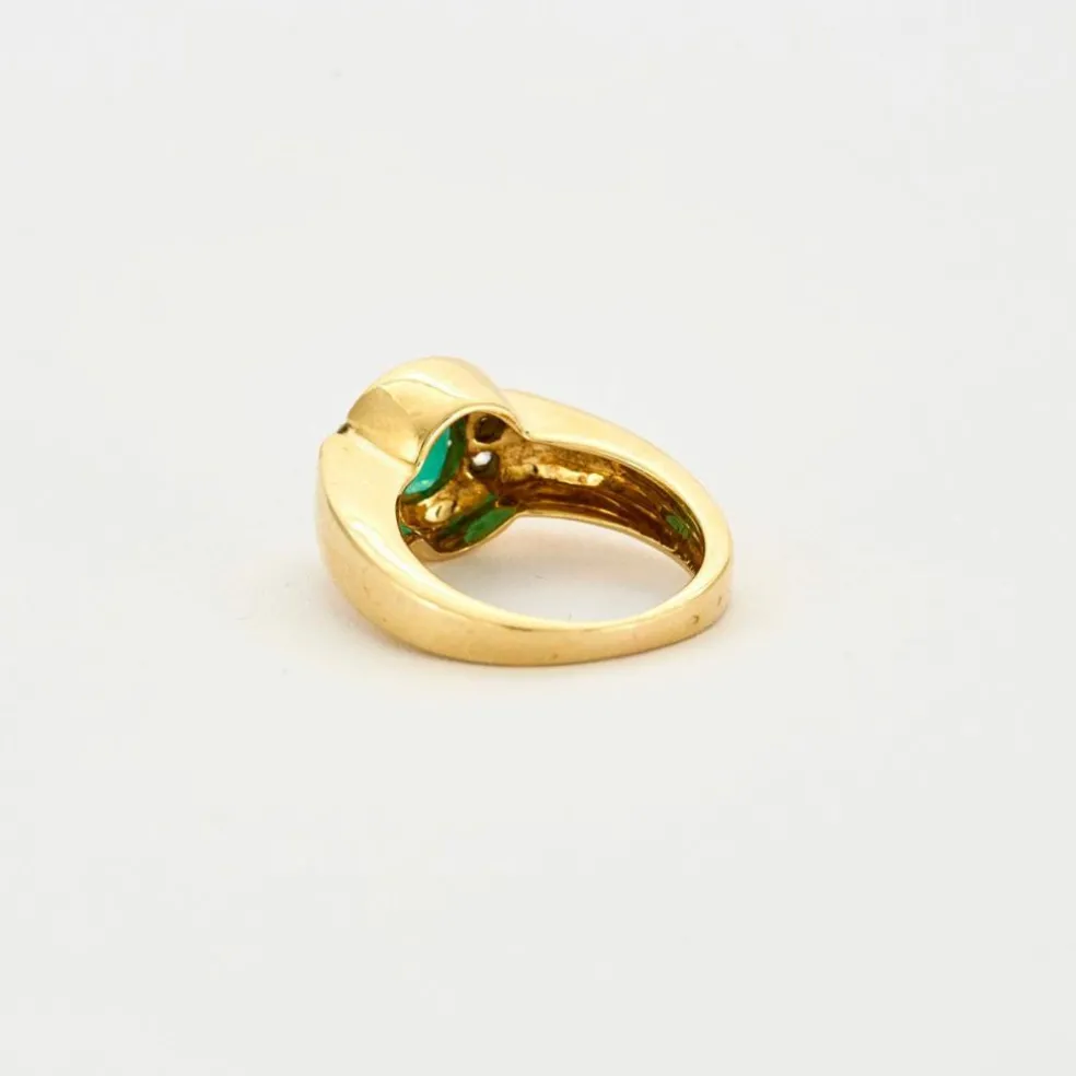 Bague or jaune émeraude serti clos et diamants