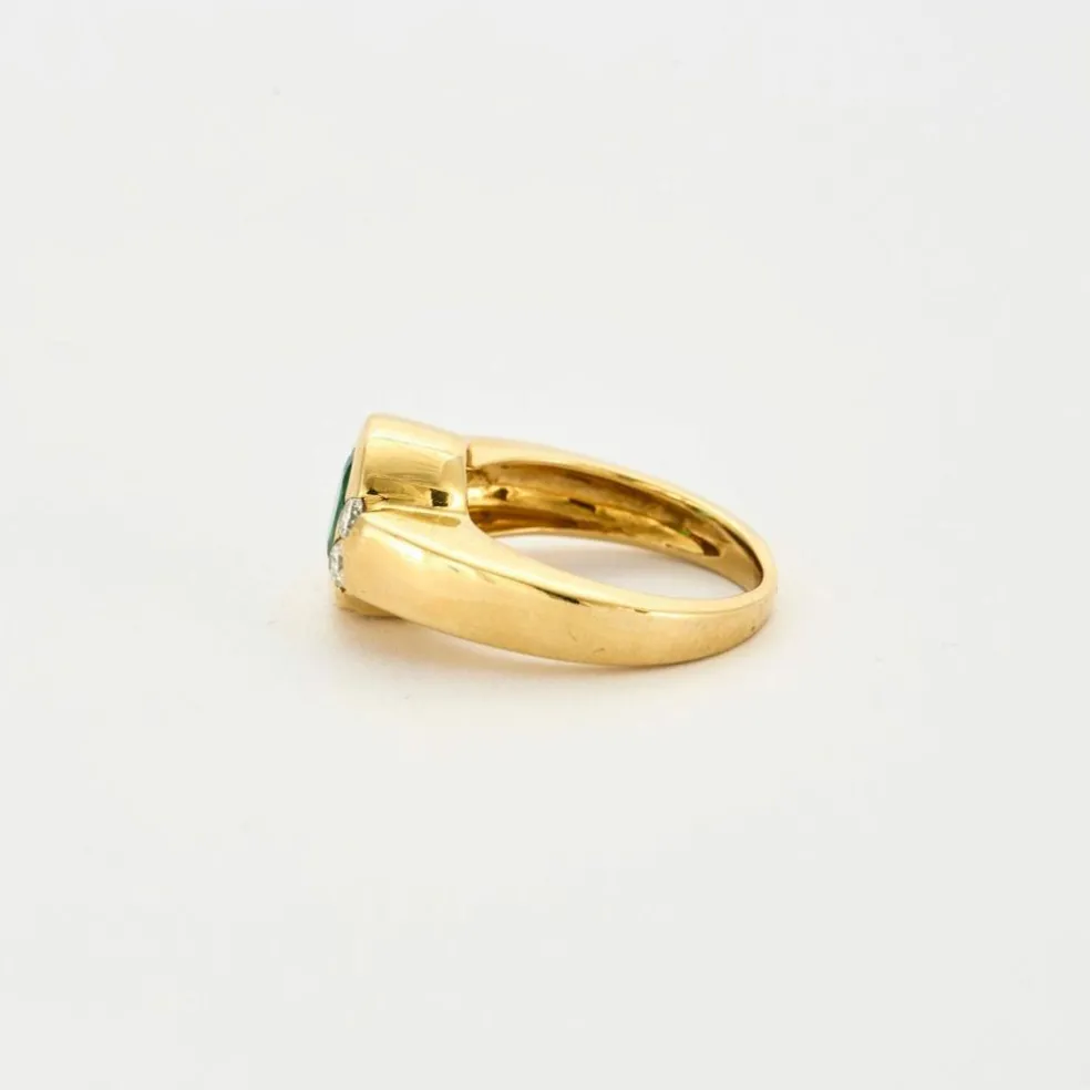Bague or jaune émeraude serti clos et diamants