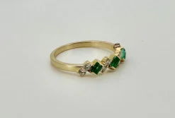 Bague or jaune, émeraudes & diamants