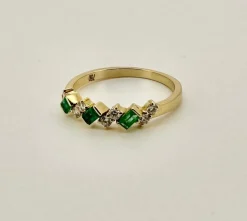 Bague or jaune, émeraudes & diamants