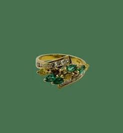 Bague or jaune, émeraudes et diamants de couleur