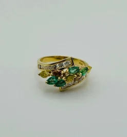 Bague or jaune, émeraudes et diamants de couleur