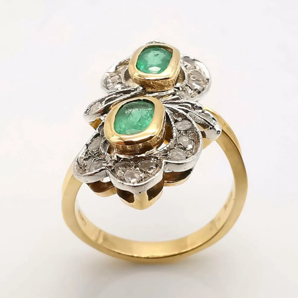 Bague or jaune, émeraudes et diamants