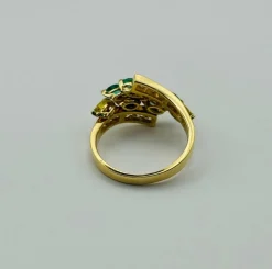 Bague or jaune, émeraudes et diamants de couleur