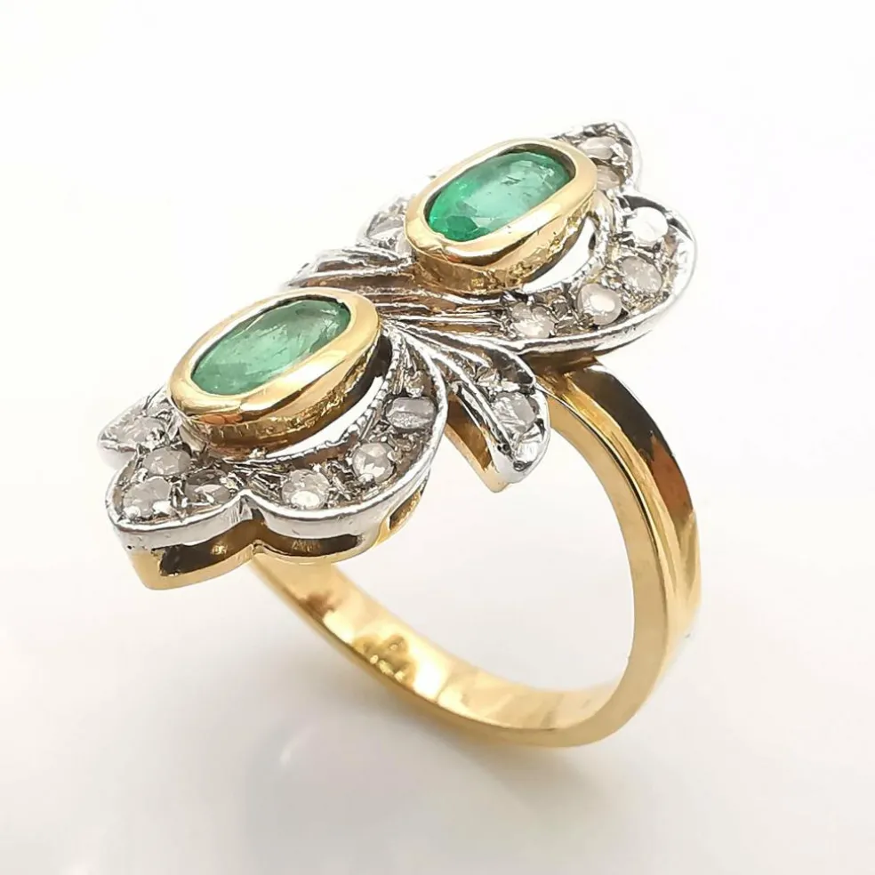 Bague or jaune, émeraudes et diamants