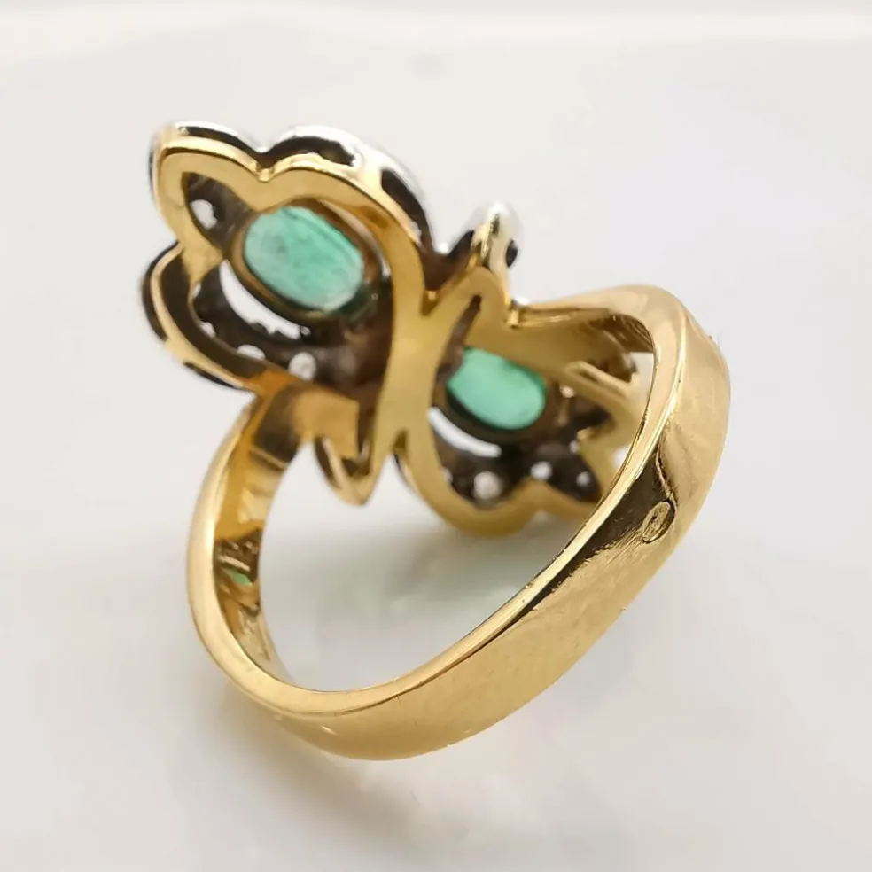 Bague or jaune, émeraudes et diamants