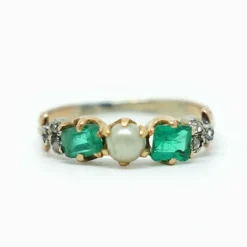 Bague or jaune, émeraudes, perle de culture