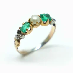 Bague or jaune, émeraudes, perle de culture
