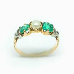 Bague or jaune, émeraudes, perle de culture
