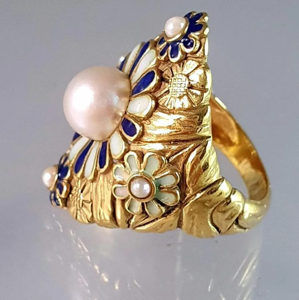 Bague or jaune motif émaillé avec perle au centre
