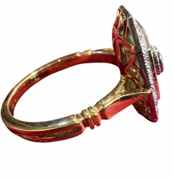 Bague or jaune, éméraudes calibrées et pavage diamants