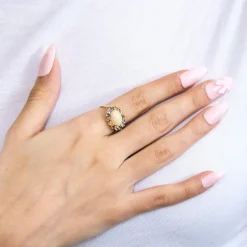 Bague or jaune, opale 5cts, saphirs multicolores