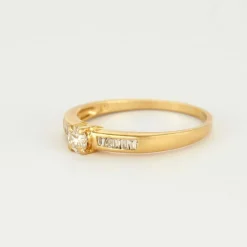 Bague or jaune ornée de diamants