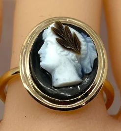 Bague or jaune ornée d’un camée en onyx, vers 1880