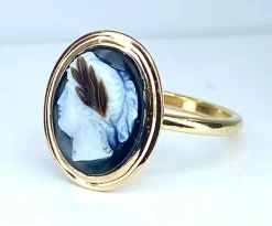 Bague or jaune ornée d’un camée en onyx, vers 1880