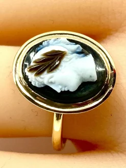 Bague or jaune ornée d’un camée en onyx, vers 1880