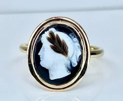 Bague or jaune ornée d’un camée en onyx, vers 1880