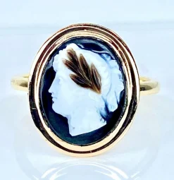 Bague or jaune ornée d’un camée en onyx, vers 1880