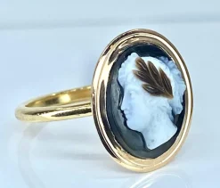 Bague or jaune ornée d’un camée en onyx, vers 1880
