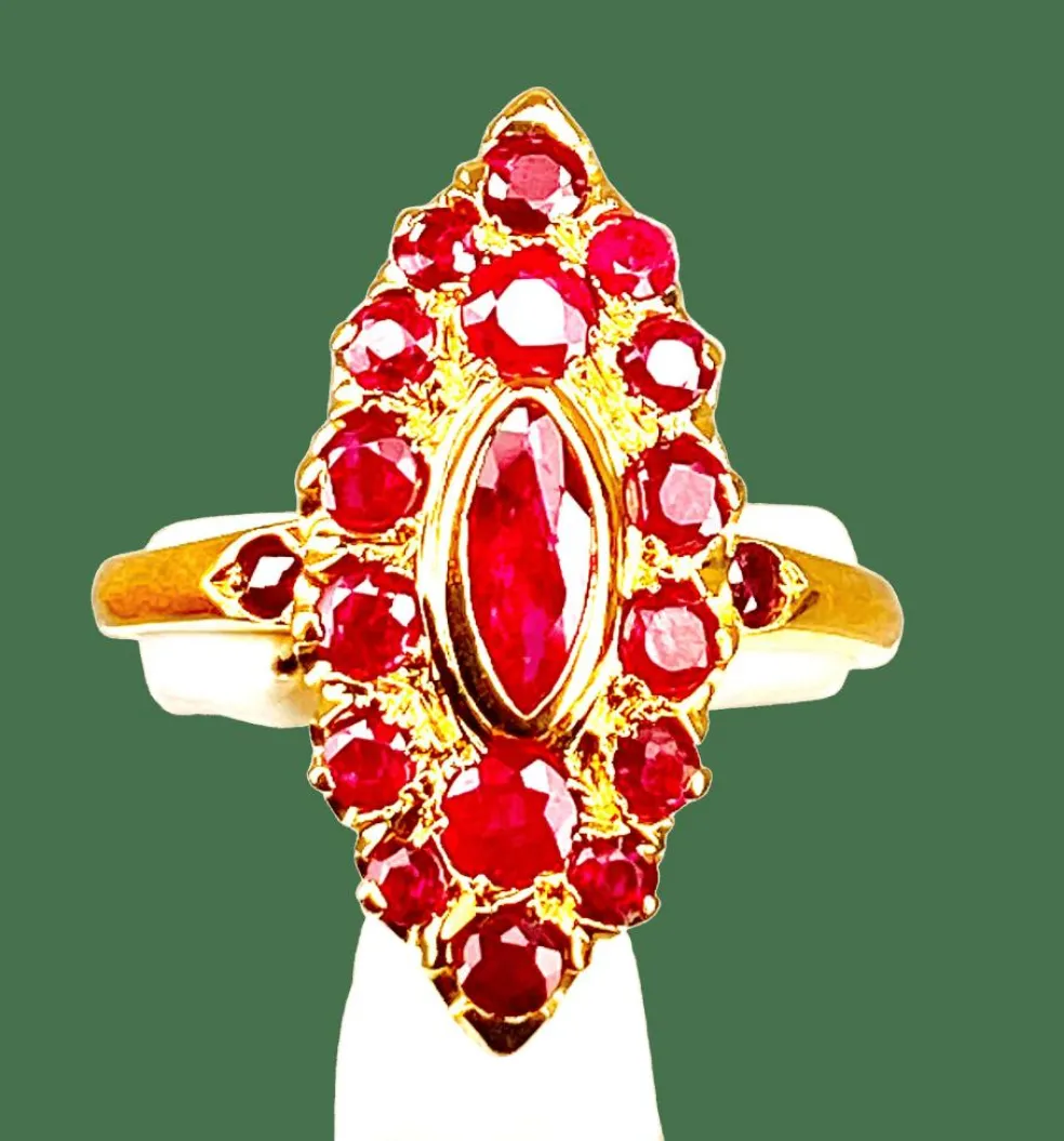 Bague or jaune pavée de rubis