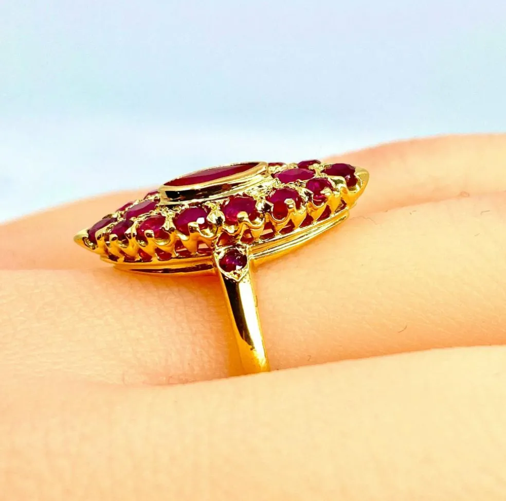 Bague or jaune pavée de rubis